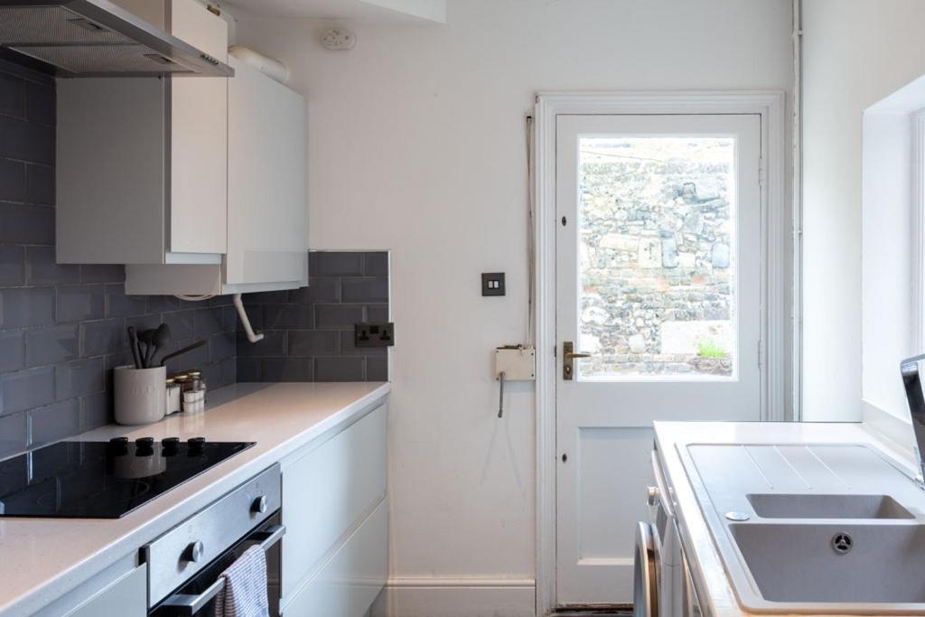 Stylish & Spacious City Centre 3-Bedroom Townhouse - Sleeps 6 Кэнтербари Экстерьер фото